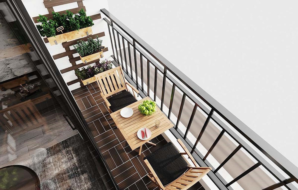 Trang trí với bàn ghế xếp và chậu cây nhỏ